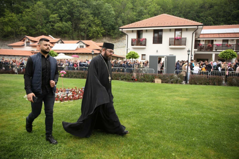 Sveštenik u manastiru Tumane