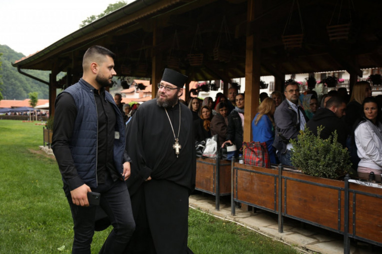 Sveštenik u manastiru