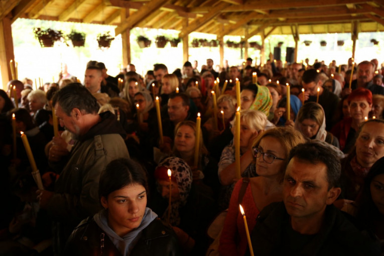 Vernici drže sveće