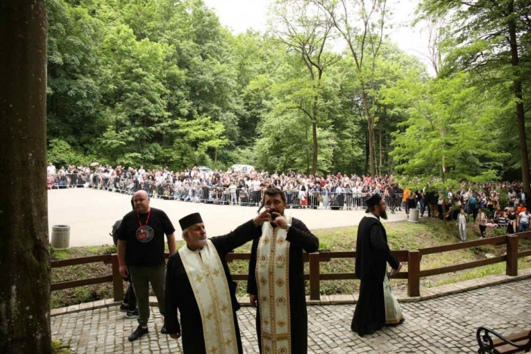 Sveštenici ispred isposnice