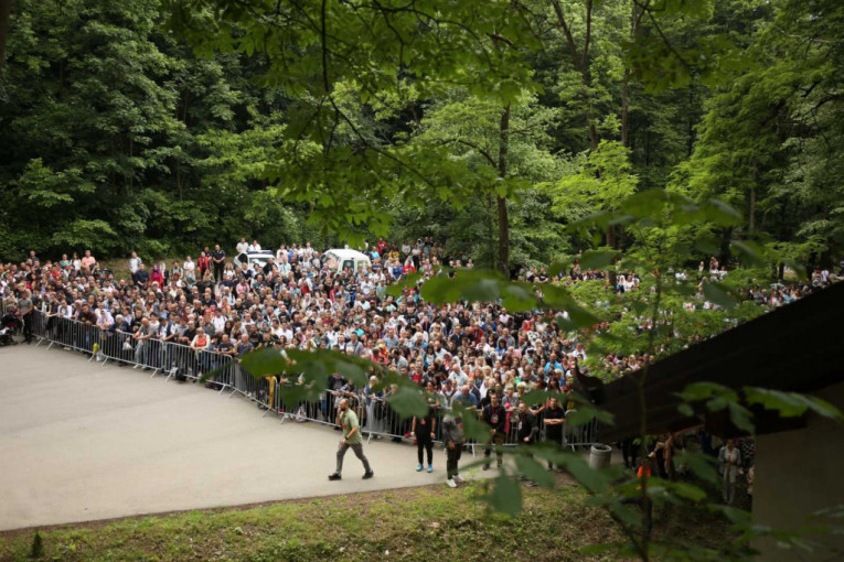 Ljudi se klanjaju svetom Zosimu