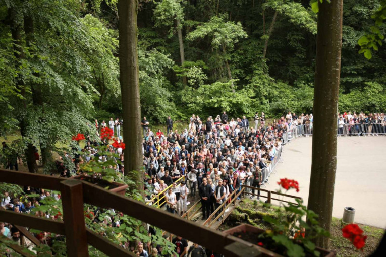 Ljudi se klanjaju svecu Zosimu