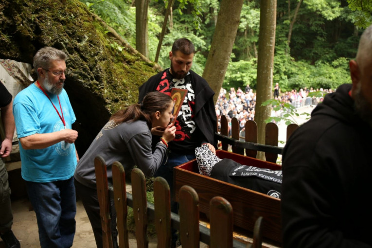 Ljudi se klanjaju svecu