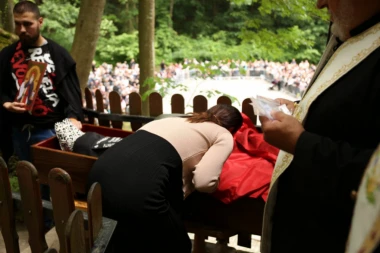 VELIČANSTVEN PRIZOR! Republika na obeležavanju slave manastira Tumane! Desetine hiljada vernika želi da prisustvuje Svetoj arhijerejskoj liturgiji! (FOTO)