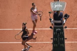 UKRAJINKA PUNO PRIČALA, PA POČIŠĆENA SA TERENA: Sabalenka u drugom kolu Rolan Garosa!