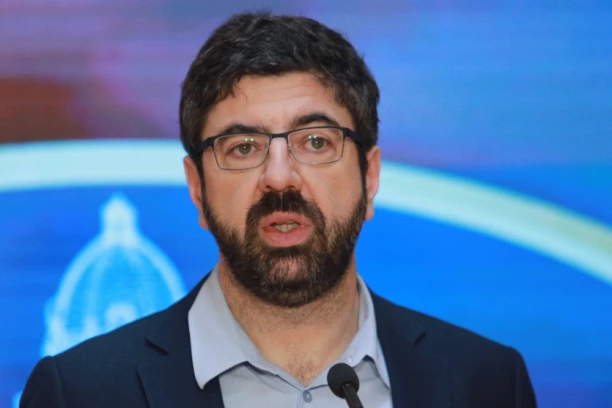 LAZOVIĆ BACIO SUZAVAC U CENTRU BEOGRADA? Ispunio svoje pretnje, pa nastavio da teroriše ljude po prestonici!