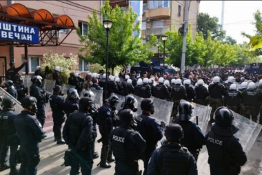 NAPETO NA KOSOVU! Srpska vojska u stanju najvišeg stepena borbene gotovosti, na zgradi Opštine SNAJPER (FOTO+VIDEO)