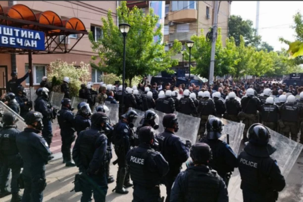 NAPETO NA KOSOVU! Srpska vojska u stanju najvišeg stepena borbene gotovosti, na zgradi Opštine SNAJPER (FOTO+VIDEO)