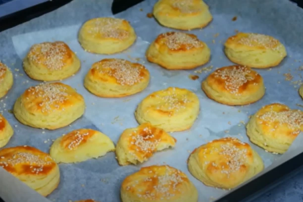 POGAČICE OD TRI SASTOJKA: Prave domaćinske, mnogo bolje nego kupovne