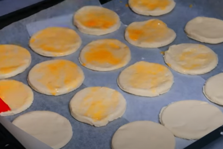 Pogačice od par sastojaka premazane jajima