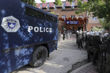 SVE PUSTILI SAMO NJU NISU! Novinarku Kosovo onlajna Kurtijevi specijalci izbacili iz zgrade opštine Zvečan "jer je Srpkinja"!