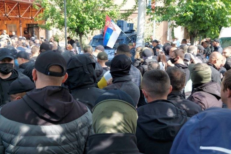 SRPSKA TROBOJKA NA VOZILU ROSU: Građani protestuju ispred zgrade opštine Zvečan - tu smo da im poručimo da uklone duge cevi (FOTO)