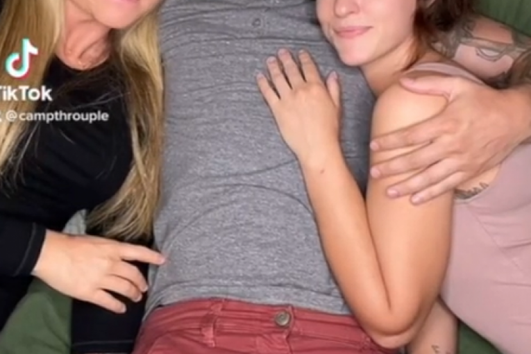 Trojka zagrljena na krevetu