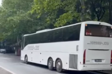Prvi autobusi sa građanima iz Gračanice krenuli put Kuršumlije na glasanje