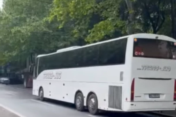 Prvi autobusi sa građanima iz Gračanice krenuli put Kuršumlije na glasanje