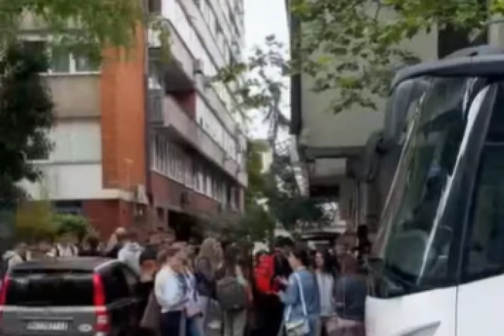 JEDAN VOZAČ DOŠAO PIJAN DA VOZI DECU NA EKSKURZIJU, DRUGI NIJE IMAO LEKARSKI PREGLED: Oglasila se direktorka škole na Zvezdari, iznela sve detalje - evo šta se desilo pred put