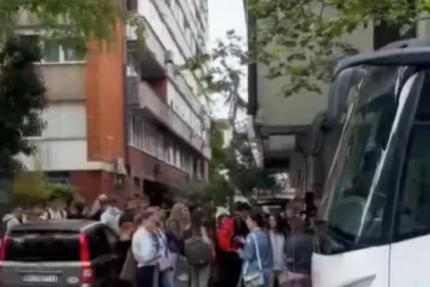 SKANDAL NA ZVEZDARI: Vozač autobusa PIJAN došao da vozi decu na ekskurziju!