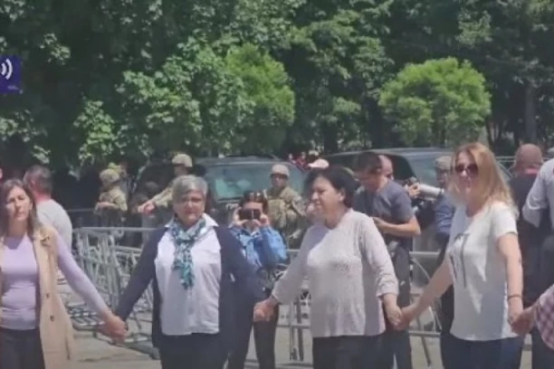 SRBI U LEPOSAVIĆU JAČI OD KURTIJEVOG TERORA! Doneli ozvučenje, pa zaigrali kolo ispred pripadnika KFOR-a (VIDEO)