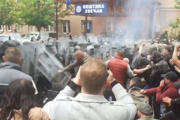 ADVOKATU ONEMOGUĆENO DA DOKUMENTUJE OBRENOVIĆEVE POVREDE: Mladiću neophodan pregled hirurga, strahuje se da ima unutrašnje krvarenje