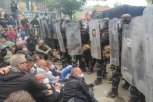 PROZAPADNI IDEOLOZI: Tući ćemo svakoga ko na protestu spomene Kosovo (FOTO)