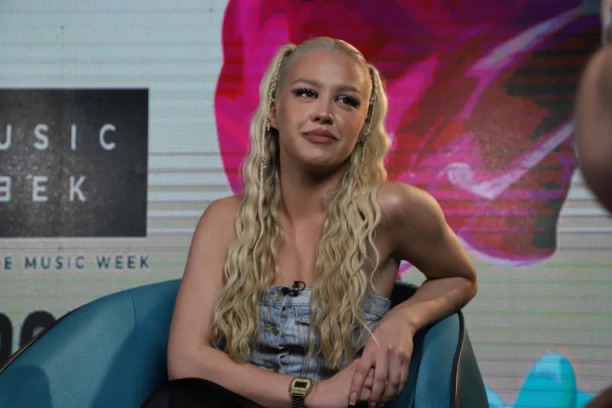 KO JE EMA RADUJKO KOJU SU GAĐALI NA NASTUPU? Ovo su svi INTIMNI detalji iz njenog života, bila je sa fudbalerom u vezi, a tek da vidite detalje za koje javnost ne zna!