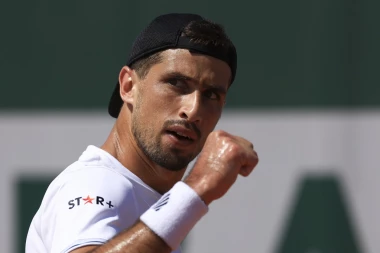 ARGENTINAC PRIREDIO SENZACIJU NA ROLAN GAROSU: Grend slem šampion eliminisan u prvom kolu!