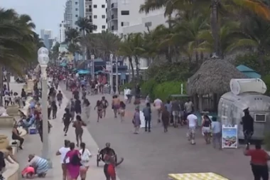 PUCNJAVA NA PLAŽI U HOLIVUDU! Više ranjenih, među njima i beba! POGLEDAJTE KAKO LJUDI U PANICI BEŽE GLAVOM BEZ OBZIRA! (VIDEO)