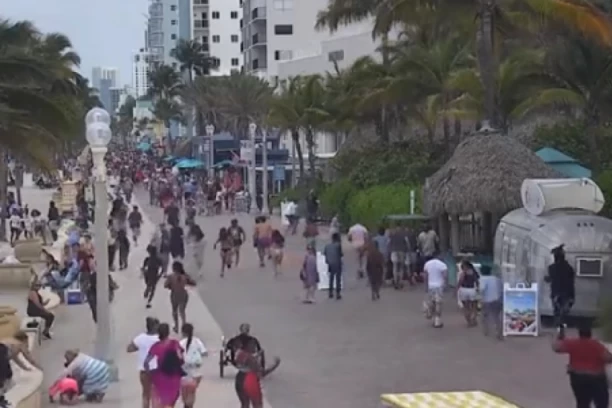 PUCNJAVA NA PLAŽI U HOLIVUDU! Više ranjenih, među njima i beba! POGLEDAJTE KAKO LJUDI U PANICI BEŽE GLAVOM BEZ OBZIRA! (VIDEO)