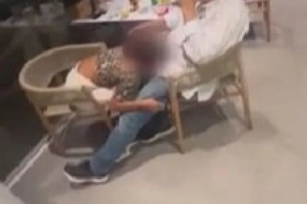 VRELA AKCIJA USRED KAFIĆA: Devojka mu pruža oral za stolom pred gostima, on puši cigaru! Neki tvrde da je u pitanju tržni centar u Beogradu!? (VIDEO)