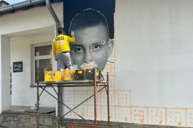 NJIHOVA NEDUŽNA LICA MORAJU UVEK OSTATI ZAPAMĆENA: Mural za troje mladih koje je ubio Uroš Blažić u Duboni, postaviće se i spomen ploča (FOTO)