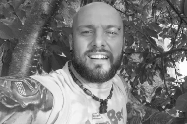 PREMINUO MUZIČAR NAKON BORBE SA TEŠKOM BOLEŠĆU: Poruka poznatog pevača lomi srca na komade, tuga do neba! (FOTO)