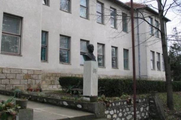 MUŠKARAC PRETIO UČENICAMA U ARANĐELOVAČKOJ GIMNAZIJI! Devojke u strahu - odmah reagovala policija