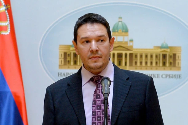 PRIVEDEN NEMANJA ŠAROVIĆ! Provocirao i napadao studente! (VIDEO)