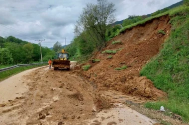 KLIZIŠTA PREKINULA SAOBRAĆAJ! Kod Priboja haos - meštani idu konjima, očekuje se hitna intervencija!