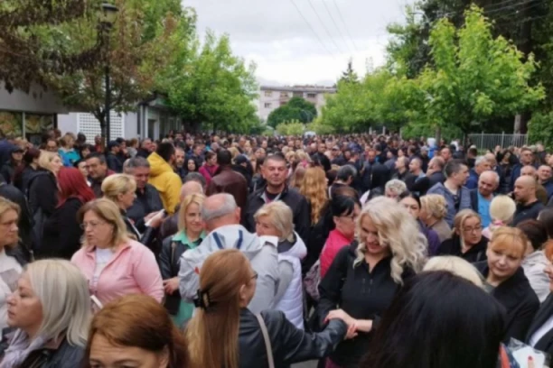 Srbi u Leposaviću ostaju da dežuraju i tokom noći: Vučić ponovo pozvao na mir, oglasio se komandant KFOR-a