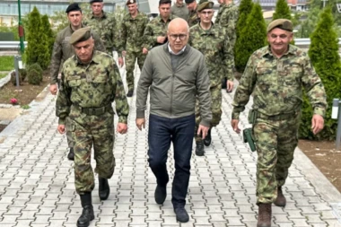 Ministar Vučević stigao u garnizon Raška! Vojska Srbije u najvišem  stepenu borbene gotovosti! (FOTO)