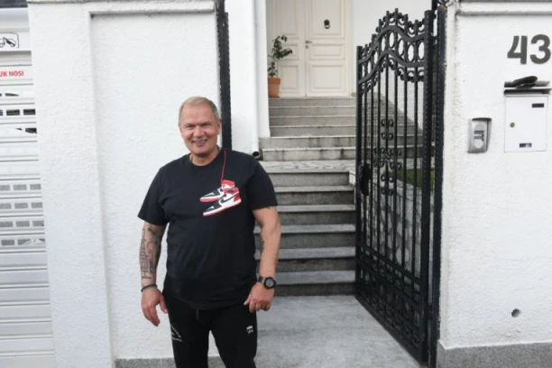 REPUBLIKA NA LICU MESTA: Evo šta se dešava ispred vile na Zvezdari dok se čeka Stefanov DOLAZAK! (GALERIJA)