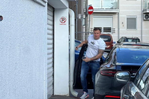 KARIĆ STIGAO KUĆI NAKON PUŠTANJA IZ PRITVORA: Besan kao furija se pojavio na Zvezdari! (VIDEO)