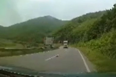 SEKUNDE IH DELILE OD SMRTI! Pogledajte kako je za DLAKU izbegnuta tragedija kod Ovčar Banje - snimak ledi krv u žilama (VIDEO)