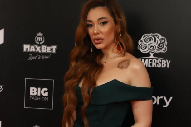 "ŠTA URADI OD SEBE, U TOME MOŽEŠ SAMO NA NOĆ VEŠTICA": Sanja Vučić šokirala fanove novim izgledom, nisu je štedeli komentarima (FOTO)