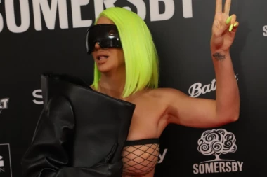 MREŽASTI KOSTIM I FLASTERI NA GRUDIMA: Jelena Karleuša pojavom izazvala buru, svi gledali samo u nju!