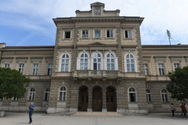 PUCAČ IZ SMEDEREVA POKUŠAO DA POBEGNE! Najnoviji detalji drame u Smederevu, nakon verbalnog i fizičkog sukoba sa maloletnicima potegao pištolj!