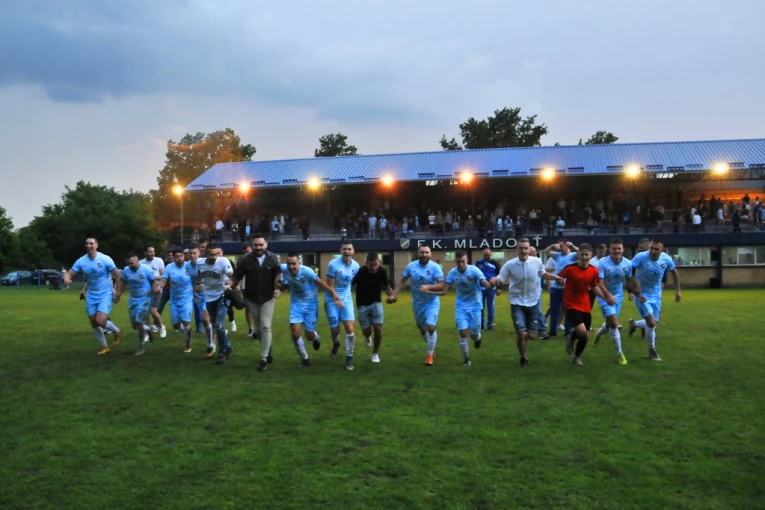 "I NEBO JE PLAKALO NAD PETROVCEM": Utakmica za istoriju, poseta kakva se dugo ne pamti na stadionu "Vrbara"! (FOTO)