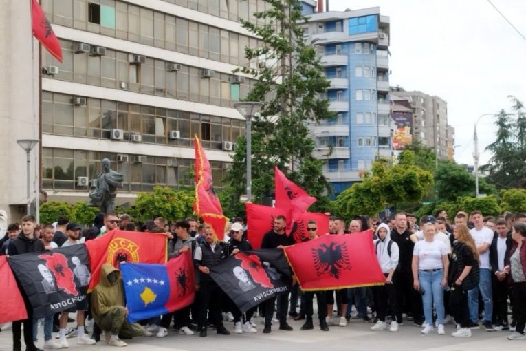 MASKIRANI SA KAPUPLJAČAMA NOSE JEZIVE SIMBOLE: Albanci sa UČK zastavama spremaju "marš na sever" (VIDEO)