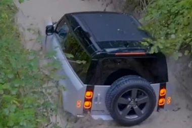 "RANGE ROVER" ZAGLAVLJEN U NJIVI! Neobična nesreća kod Novog Sada: Izbegao sudar, pa završio u vodi (VIDEO)