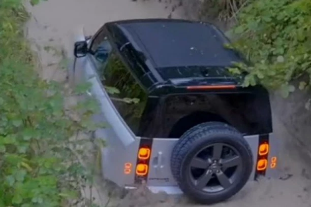 "RANGE ROVER" ZAGLAVLJEN U NJIVI! Neobična nesreća kod Novog Sada: Izbegao sudar, pa završio u vodi (VIDEO)