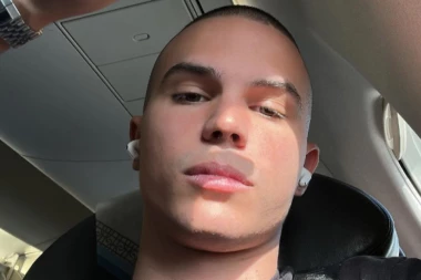 VOJAŽ OTVORIO PORODIČNI ALBUM: Majka mu je prava LEPOTICA, pogledajte kako je izgledala u mladosti, svi gledaju u njeno ZGODNO TELO!