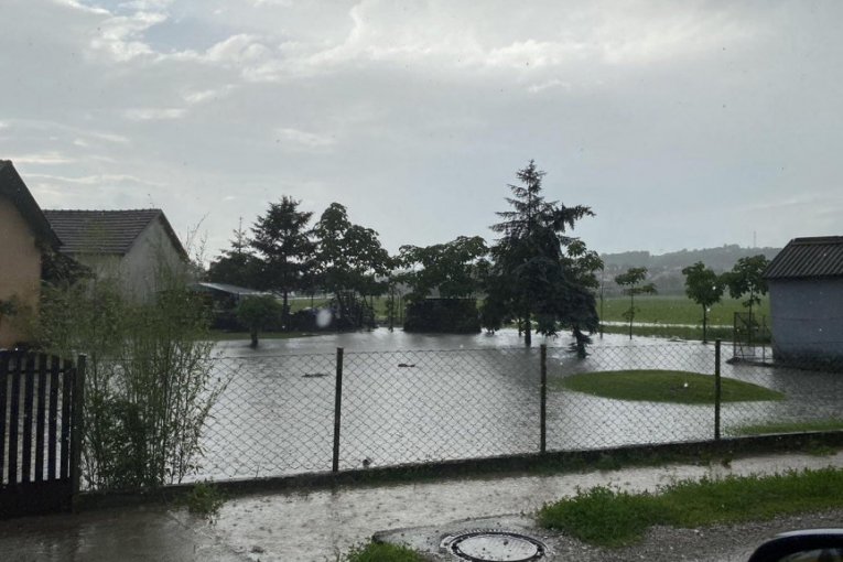 Voda preplavila dvorišta i puteve
