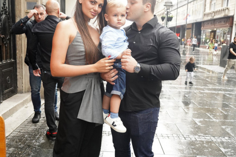 Sin Ace Bulića, Aleksandar Bulić, sa suprugom Sarom i sinom