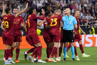 SKANDAL: Navijači Rome na aerodromu napali sudiju finala Lige Evrope! Stolice letele na sve strane (VIDEO)